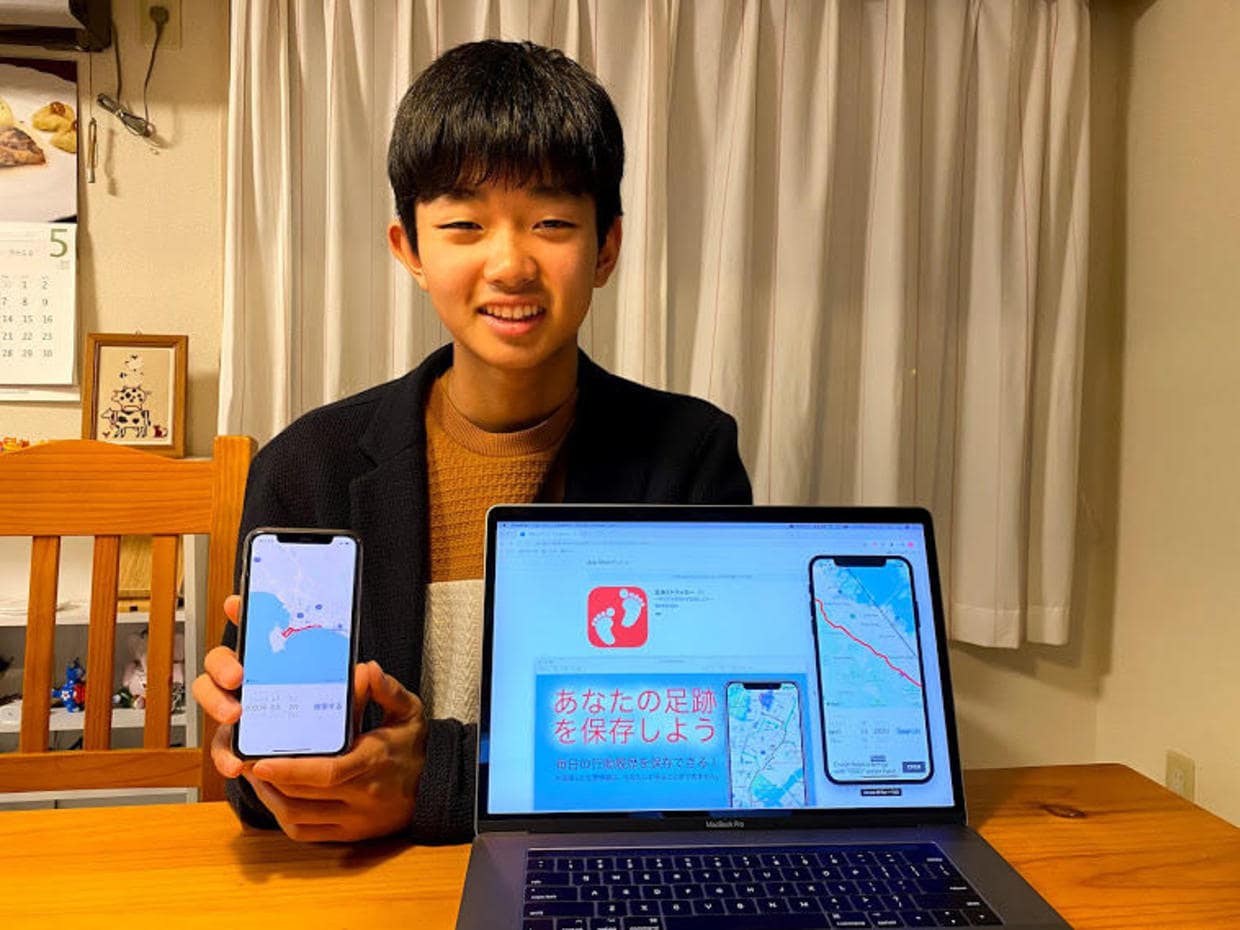 Syu Kato presenting his app on a phone and a laptop