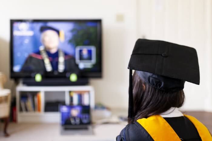 A girl attending her convocaton ceremony online
